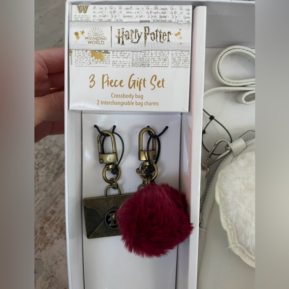 NWT Harry Potter Hedwig the Owl Crossbody Bag and Keychains Gift Set - Picture 4 of 5